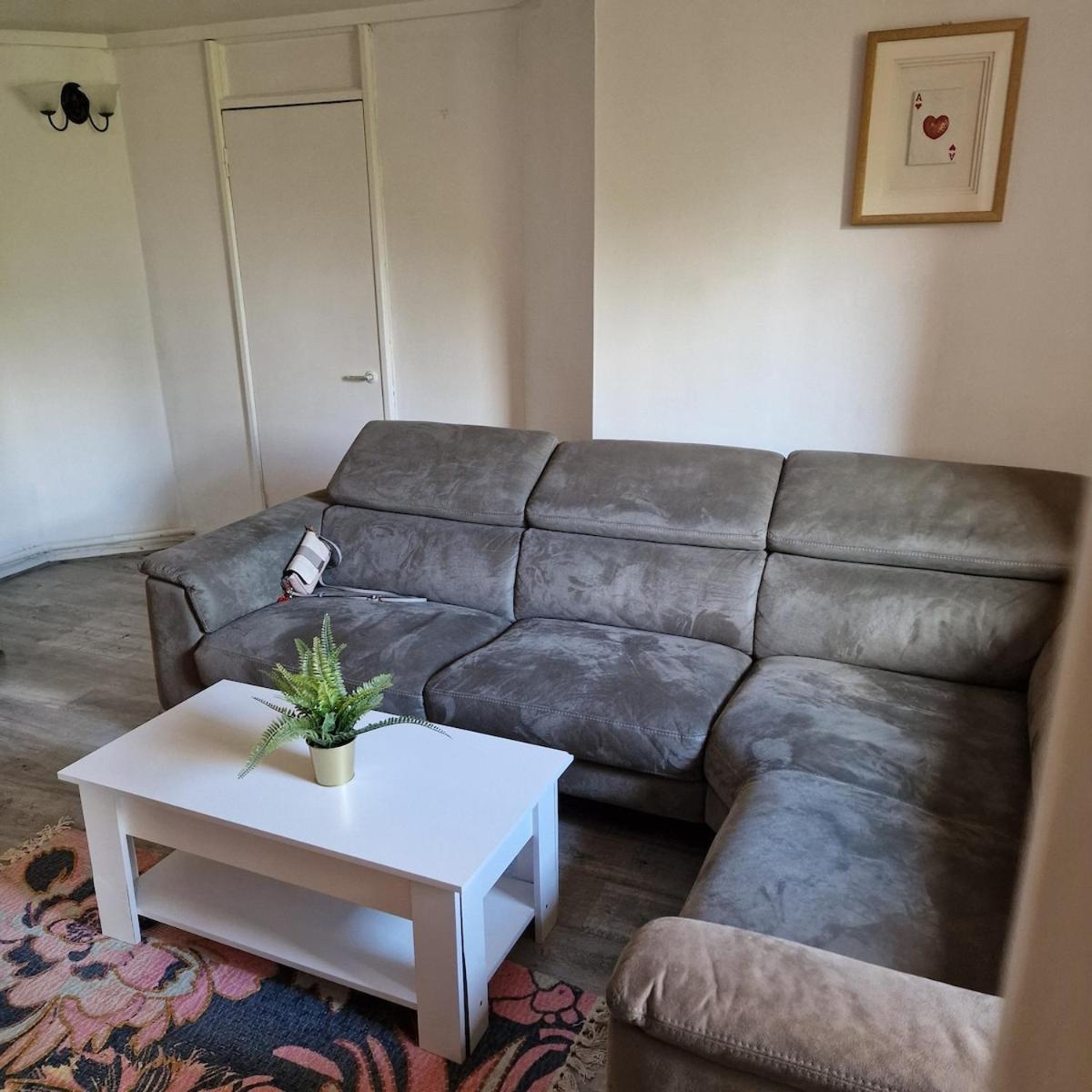 New Listing- 2 Bedroom Riverside Chelsea * Londres